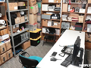 В подсобке хозяин магазина трахнул Lana Sharapova глубоко в рот что бы не воровала