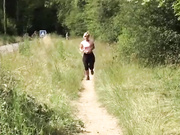 Толстозадую бегунью парень ебет в лесочке после пробежки