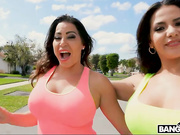 Разгульные телки с большими ягодицами после тряски попками трахаются с одним кабелем