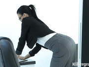 Сексуальная мамаша Jasmine Jae играет с офисной шлюшкой, пристрастившейся к твердому члену