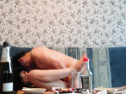 После шампусика мужик неплохо ебет подругу на диване