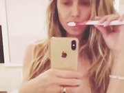 Heidi Klum топлесс перед зеркалом