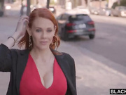 Что бы продать роскошную квартиру рыжая телка Maitland трахается с черным потенциальным клиентом