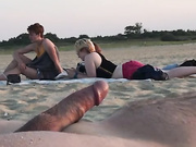 Девки на пляже увидели хуй