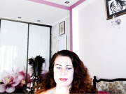 Женщина в красном платье на Live Вебкамеру