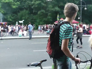 Странные мужчины и женщины показывают себя в общественном месте