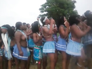 Десятки танцующих африканских девушек с голыми сиськами