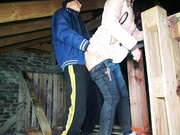 бомж трахнул красотку на крыше заброшенного здания при морозе кончил в пизду