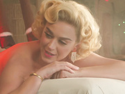 Katy Perry с голой жопой на массаже