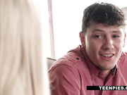 Allie - мега похотливая школярка, которая предпочла бы член в пизду, чем ходить в школу