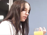 Снимав свое девушку полуголую на диване Ивана Фукалот парень не удержался и дал ей член по сосать