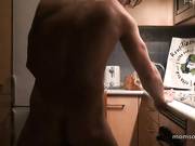 Дочка поставила камеру что бы снять секс мачехи с сыном на кухне