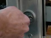 Ужасные сиськи Джослин Джеймс утопают в сперме