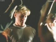 Джоконда на асфальте красивые сиськи у блондинки