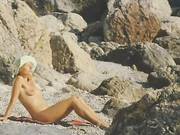 Дикари - дама с голыми дойками загорает на пляже