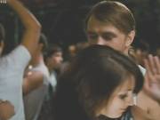 Дикари - две голые девушки загорают на комнях