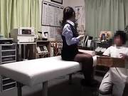 Японский массажист стимулирует все точки у всего тела с влажным сексом