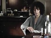 Зрелая женщина-полицейский сделала молодого преступника сексуальным рабом