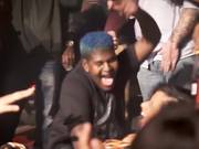 Карди Би тверкает и дает нырнуть с головой в свои сиськи фанату