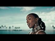 Curly-haired beauty Kelly Rowland is half-naked on the beach in the new clip COFFEE 2020