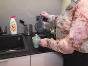 Зрелая пышная мамашка как кошка лезит к парню ебаться