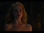 Elle Fanning с голым задом