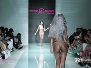 Черная модель Courtney Allegra в  Miami сексуально шагает и приэтом тресет своими титьками 2017