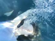 Sydney Sweeney почти голая под водой