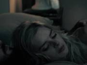 Samara Weaving нежится в ванной с приятелем