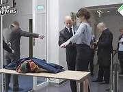 Горячию замужнию женщину щупает служба безопасности сцена фильма