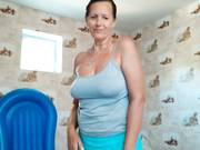 Lukerya собирается на отдых и от радости трясёт сиськами в эрочате