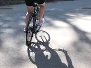 Большая задница Bebe Rexha  катается на велике видео в Instagram