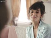 Пума Frankie Shaw трахается с молодым в сериале SMILF (S01E02)