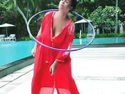 Певица Слава случайно показала полностью голую грудь