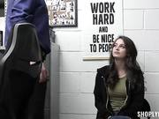 Тинка отдалась в подсобке что бы охранник не вызывал копов