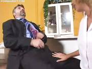 Пациент трахнул и кончил в попочку длинноногой докторше.