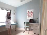 Go to the house of a perverted wife who is too cute with a nerdy temperament, hold her head and suck the cock