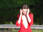 Девушка эксгибиционистка на улицах, а затем делает анальный секс