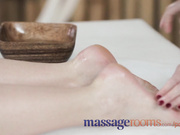 Потрясающие лесбиянки весело и интенсивно точку G до оргазма