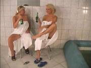 Русские зрелые женщины в разводе трахаются с молодыми парнями в сауне все порно видео серии