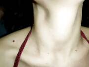 É uma pena gozar naquele rostinho bonito, mas ela não parece se importar