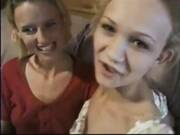 Dos rubias salvajes quieren chuparle la polla a un chico