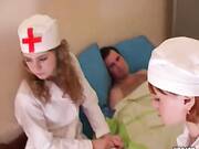 duas médicas russas fazem sexo oral em um paciente
