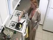 La tía llevó el desayuno a la cama con la esperanza de conseguir una gran polla joven.