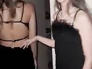 Dois amigos magros depois de uma festa deixaram seu patrocinador foder na bunda deles