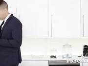 Morena de negócios consegue um cliente lucrativo e seu pau grande na buceta