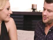 Uma beldade com seios grandes e caídos, além de um clitóris enorme, seduz seu namorado.