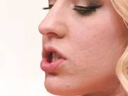 Uma beldade com seios grandes e caídos, além de um clitóris enorme, seduz seu namorado.