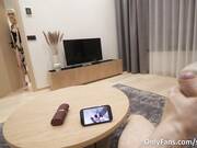 Deja de masturbarte, hijo, vuela hacia mi coño como una bala.