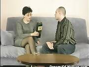 Masha es una profesora de matemáticas que se acuesta con chicos jóvenes.